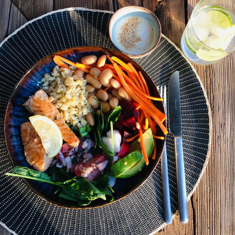 Eine Bowl mit Reis, Fisch und Gemüse