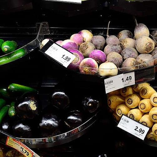verschiedenen unverpackte Gemüsesorten im Laden