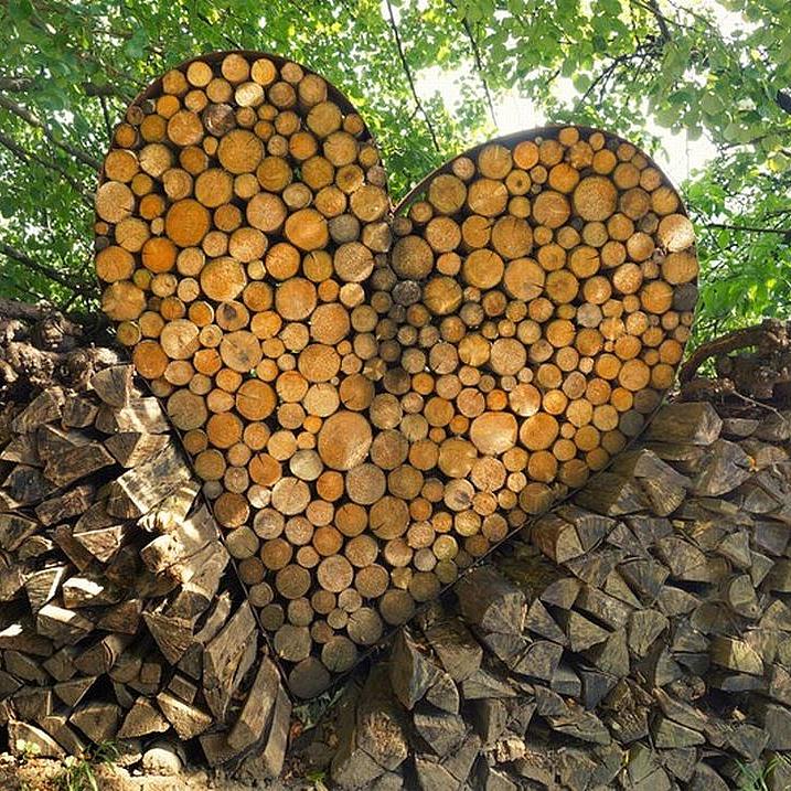 Ein Holzherz aus einzelnen Stämmen zusammengesetzt
