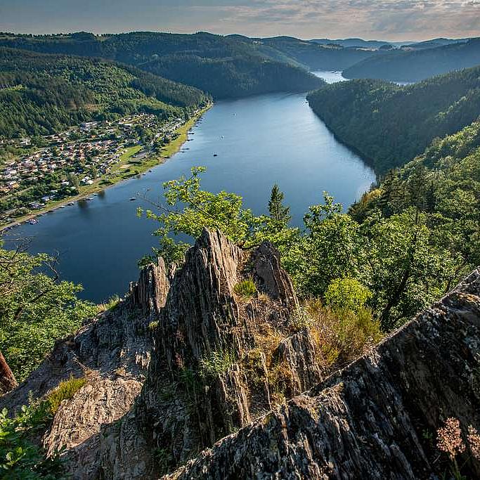 Nr13-Thueringer_Schiefergebirge Ausblick vom Schiefergebirge auf einen Fluss