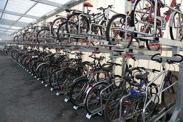 Ein volles, zweistöckiges Parkhaus für Fahrräder