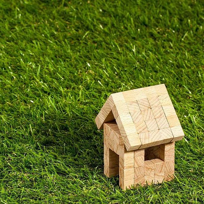 ein Miniaturholzhaus auf der Wiese