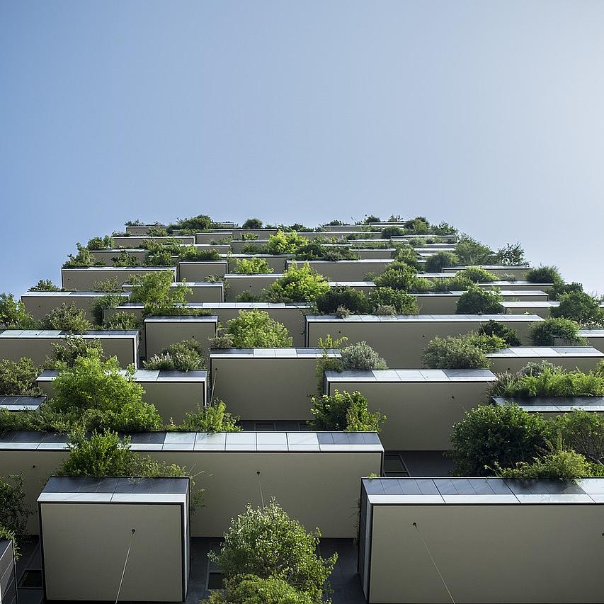 viele bepflanzte Balkone an einem Hochhaus