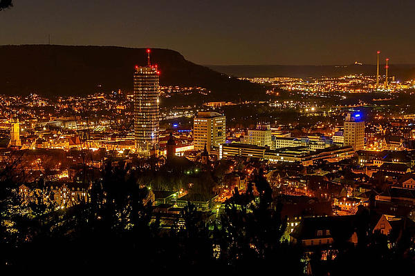 Stadt von oben bei Nacht
