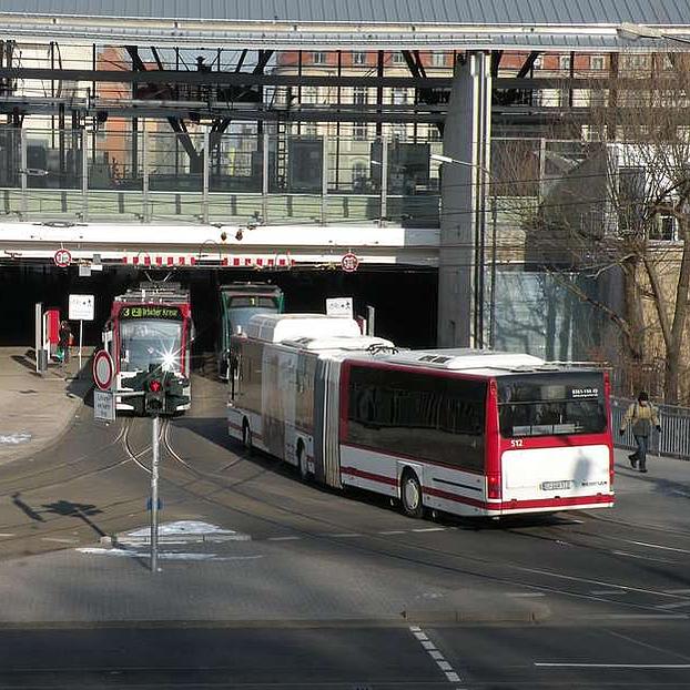 Busbahnhof in Erfurt - zwei Busse verlassen den Bahnhof
