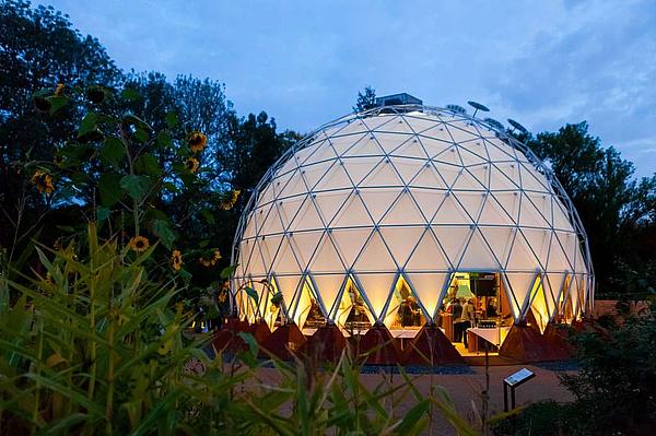 Der Klimapavilon in der Dämmerung