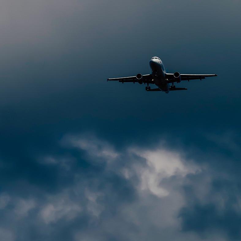 Flugzeug fliegt am Himmel
